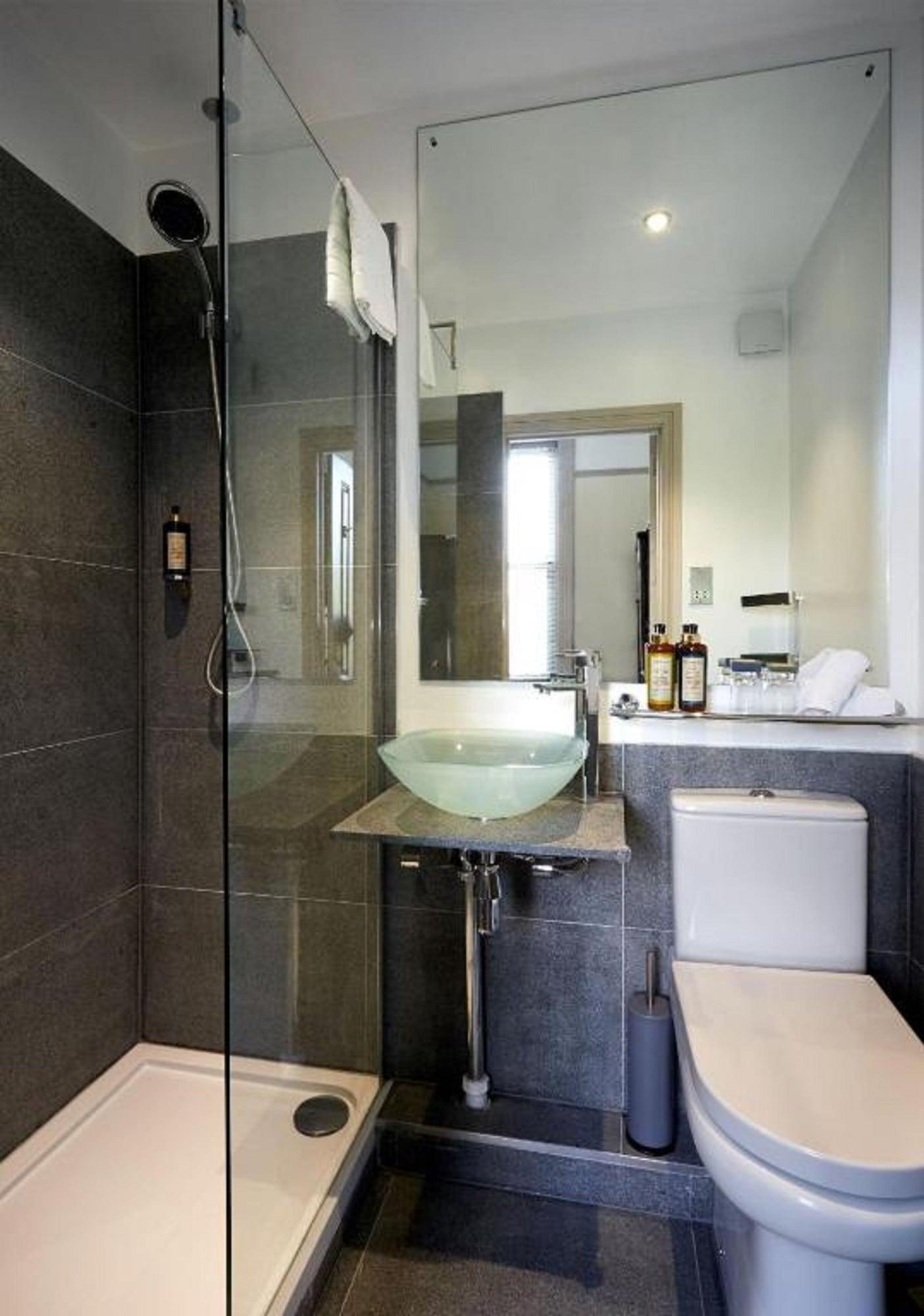Dorian House Boutique B&B - Free Parking! Bath Exterior foto A modern bathroom