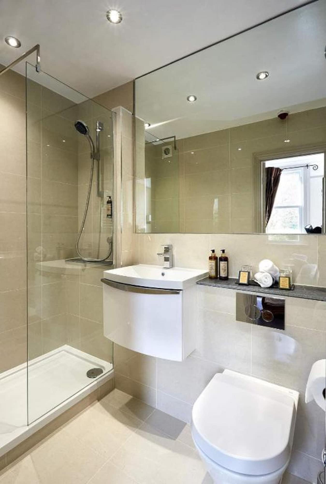 Dorian House Boutique B&B - Free Parking! Bath Exterior foto A bathroom with a shower enclosure