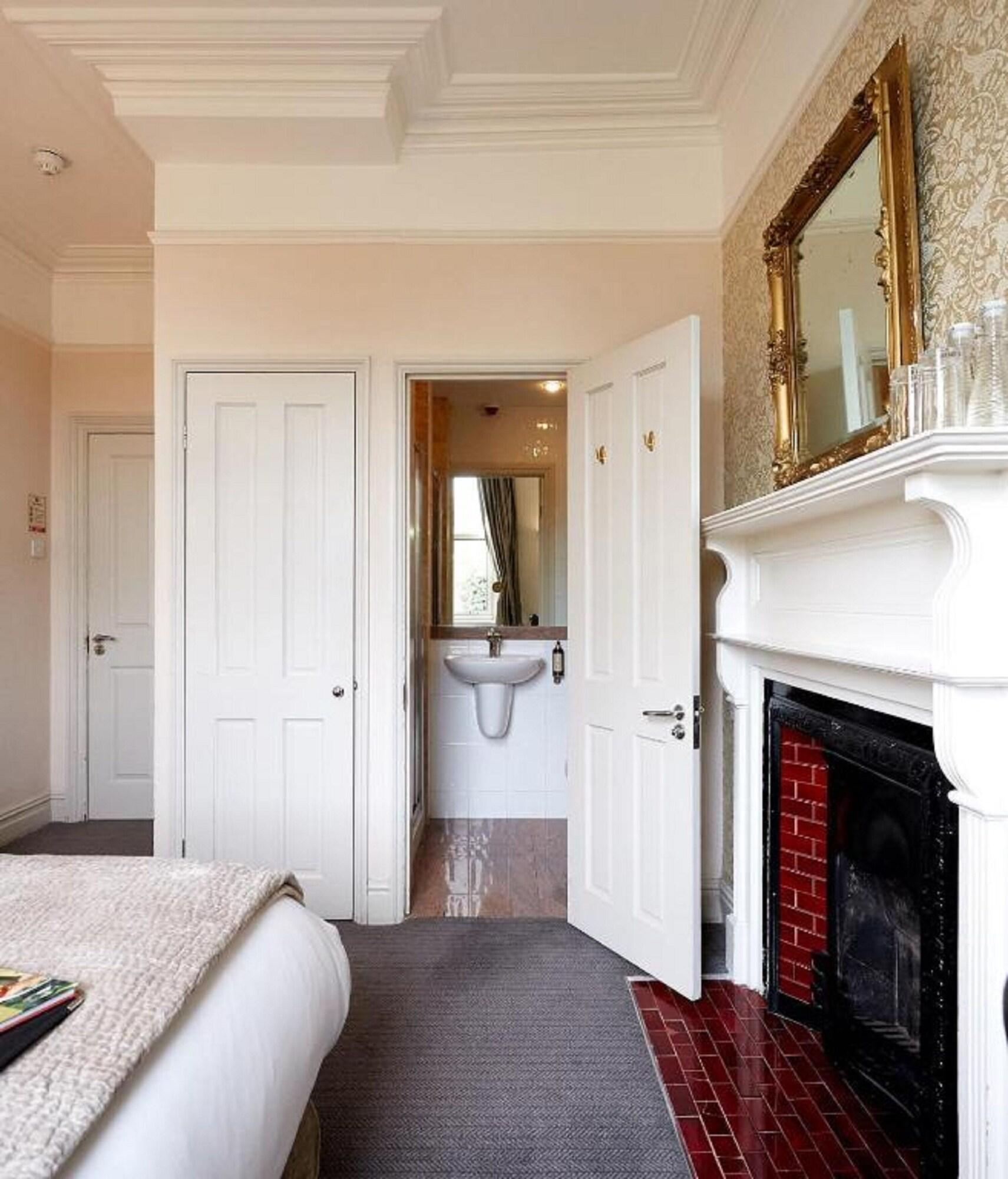 Dorian House Boutique B&B - Free Parking! Bath Exterior foto A bedroom at the hotel