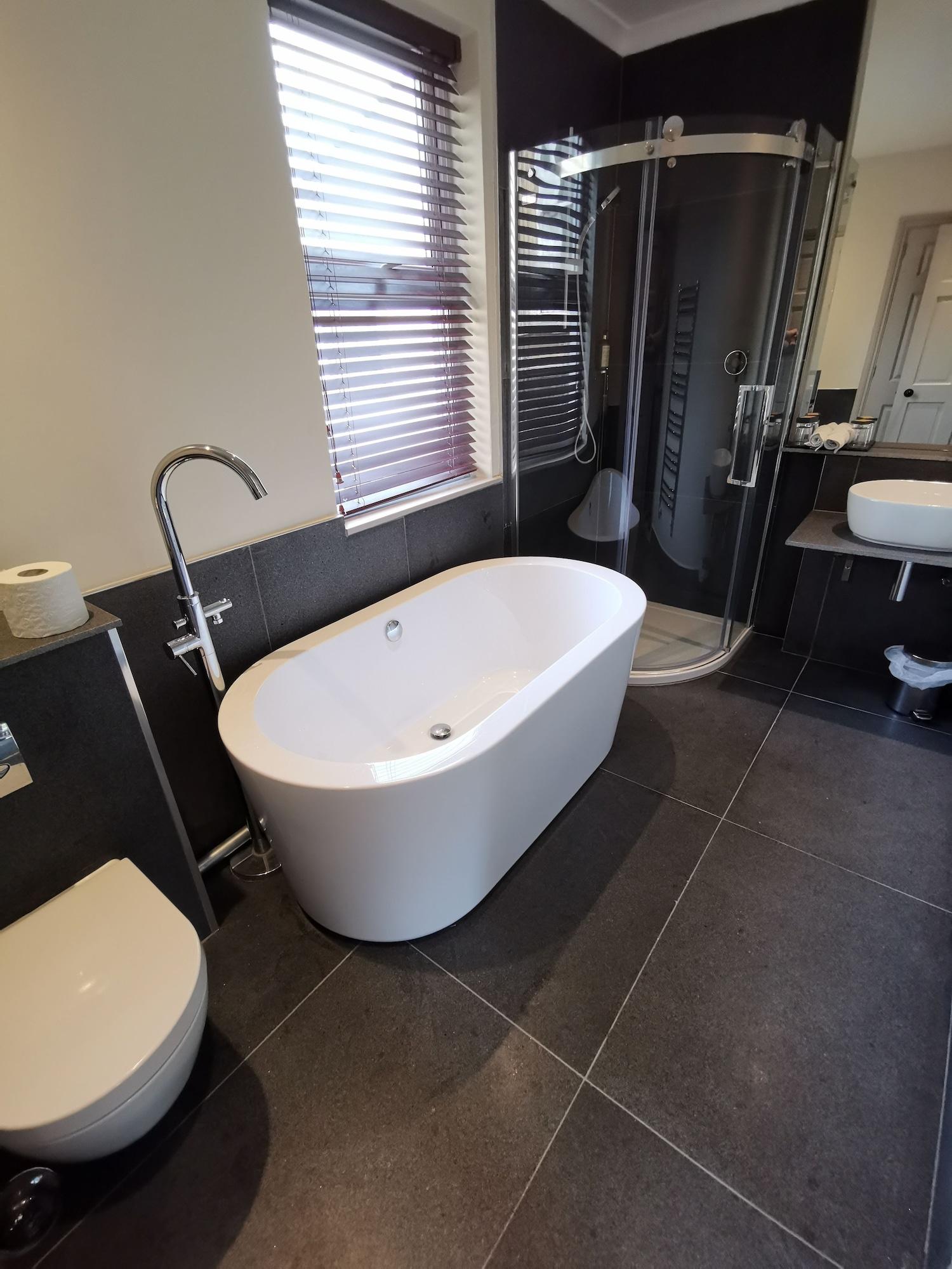 Dorian House Boutique B&B - Free Parking! Bath Exterior foto A freestanding bathtub