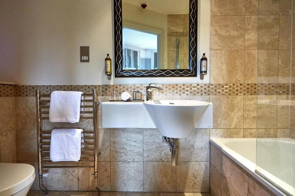 Dorian House Boutique B&B - Free Parking! Bath Exterior foto A bathroom in the UK