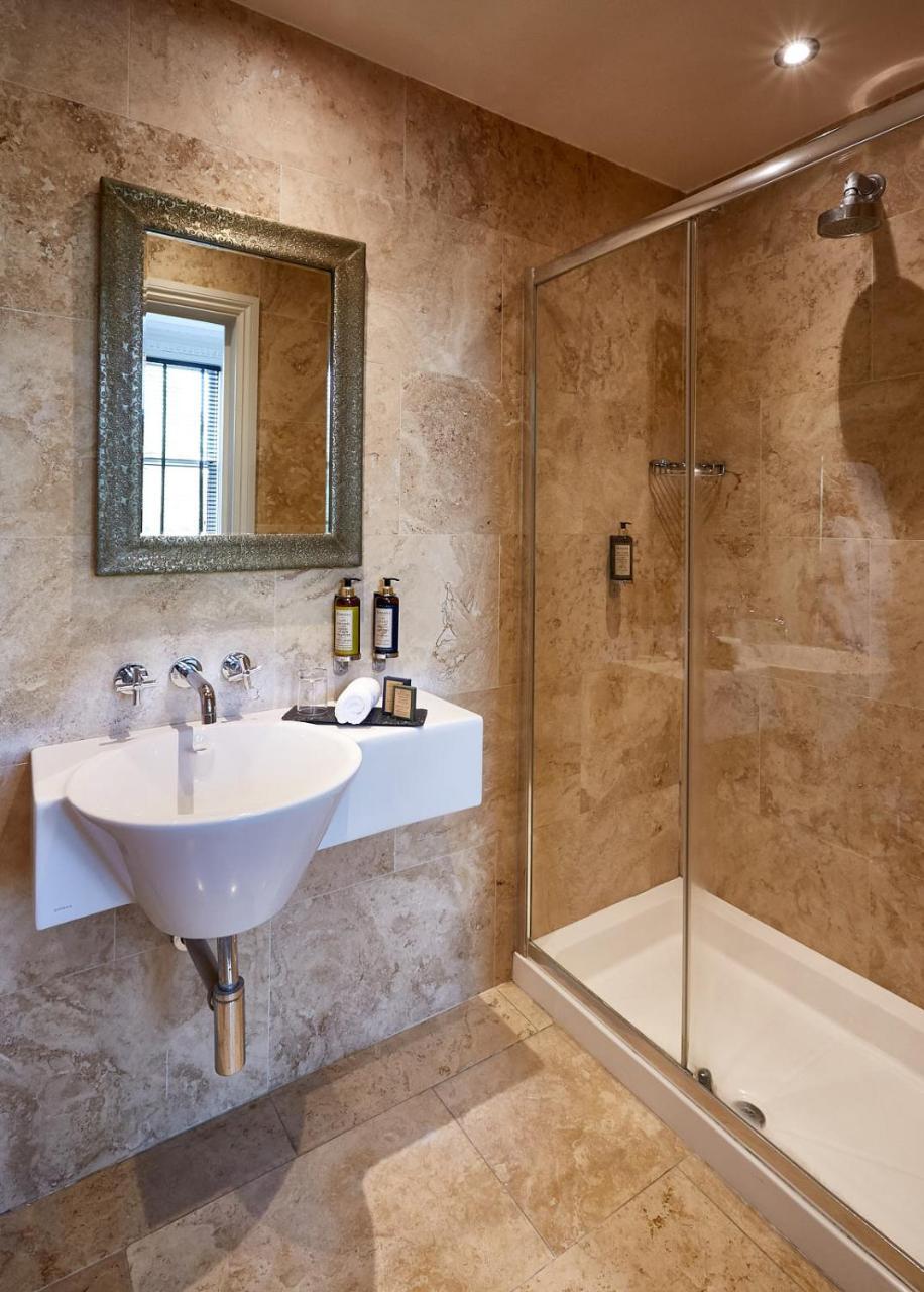 Dorian House Boutique B&B - Free Parking! Bath Exterior foto A bathroom in a hotel